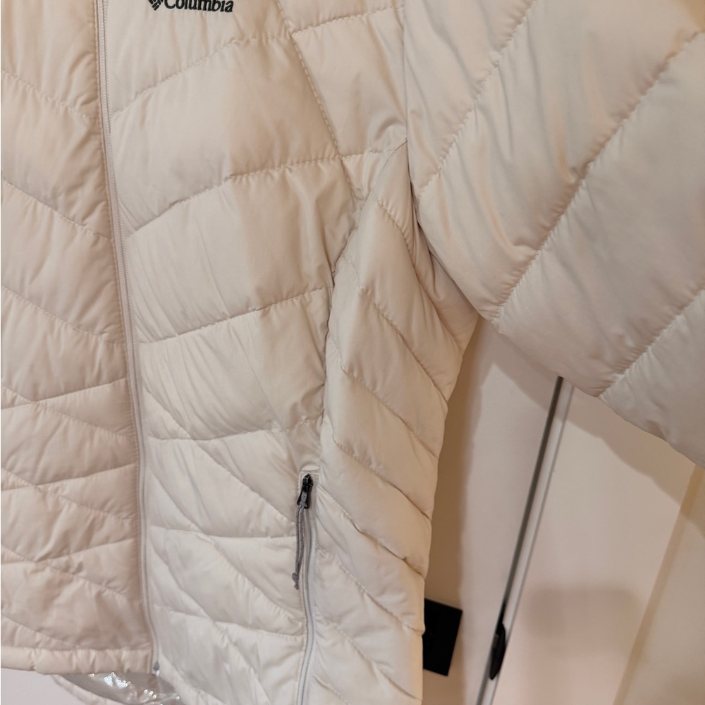 Columbia Puffer Coat with Omni-Heat Technology - Picture 3 of 6